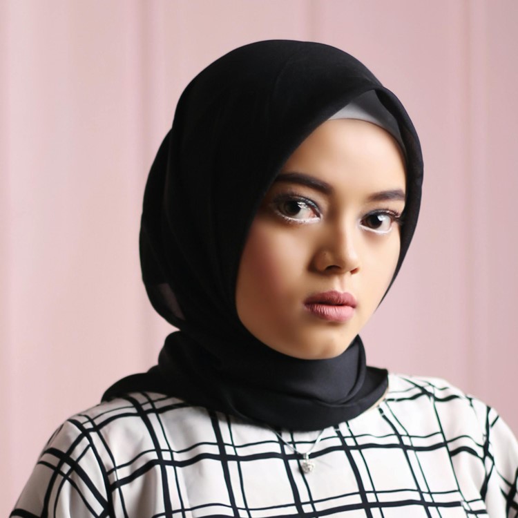 25-A-poised-woman-in-a-black-hijab-delicately-framed-by-the-radiance-of-her-surrounding-environment-manifests-a-perfect-blend-of-tradition-and-elegance 25-A-poised-woman-in-a-black-hijab-delicately-framed-by-the-radiance-of-her-surrounding-environment-manifests-a-perfect-blend-of-tradition-and-elegance